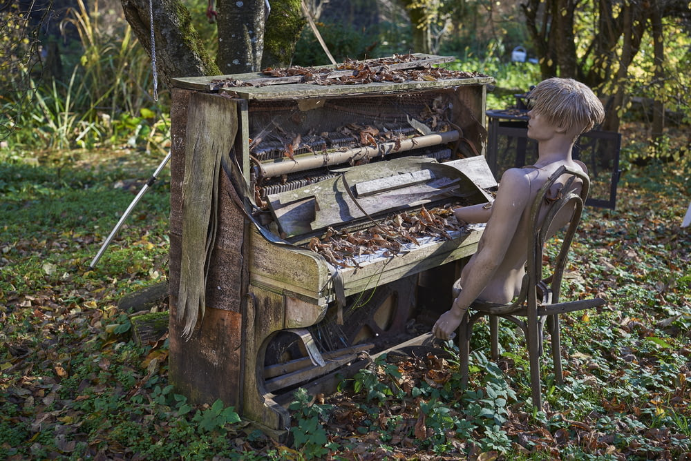 Piano de madera marrón