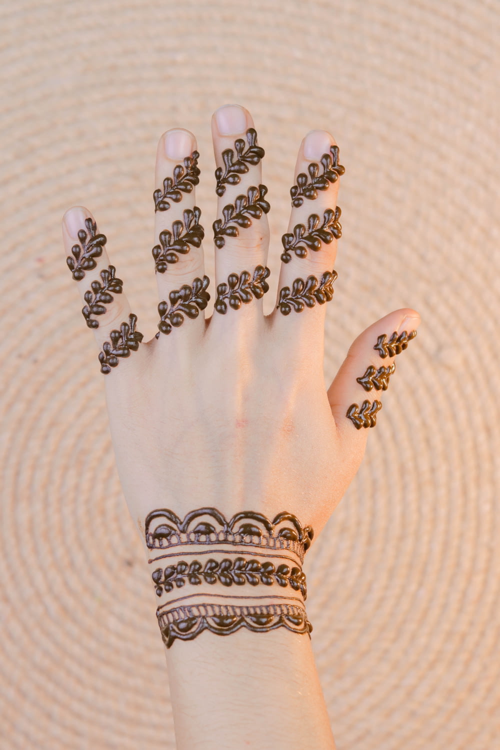 linke menschliche Hand mit Henna
