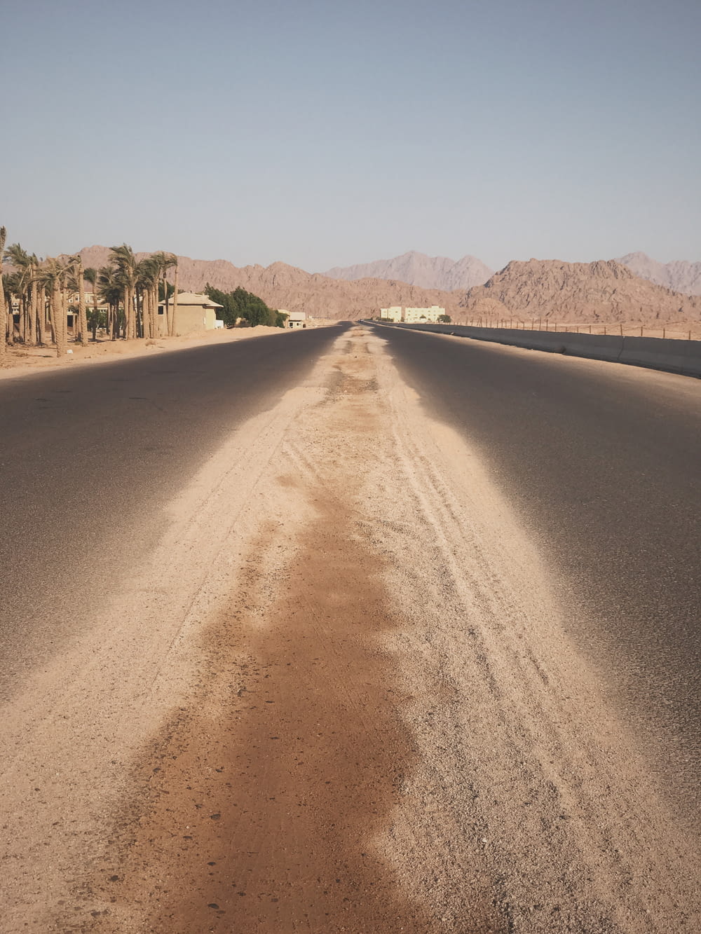 砂漠の真ん中にある空の道