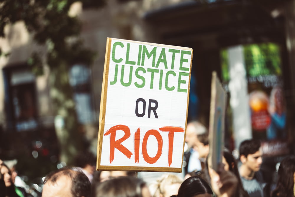 気候正義や暴動の看板