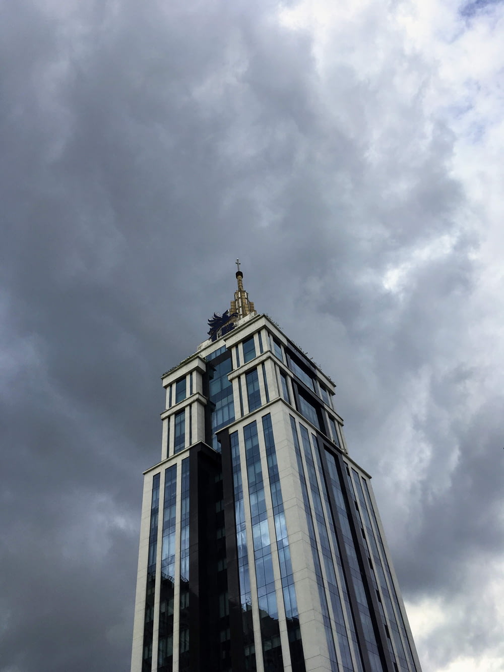 灰色と黒の高層ビル