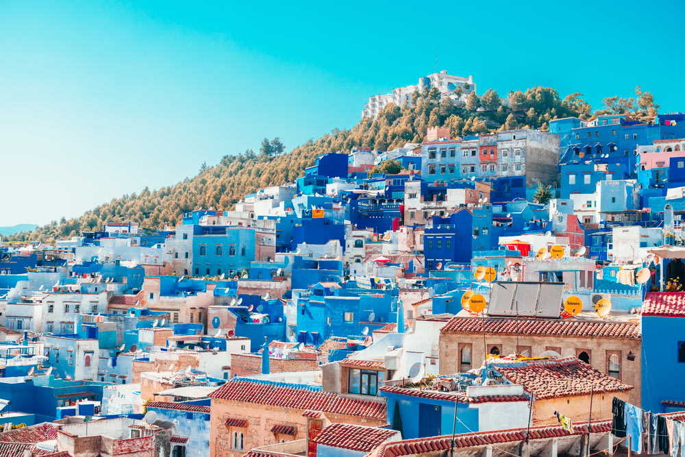 崖の上の青と白に塗られた家々