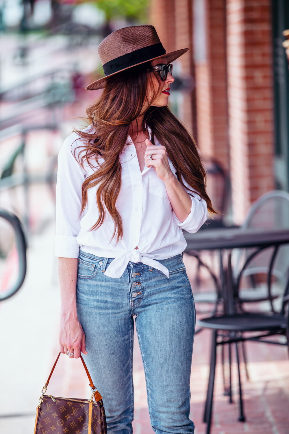 camicia bianca da donna e blue jeans