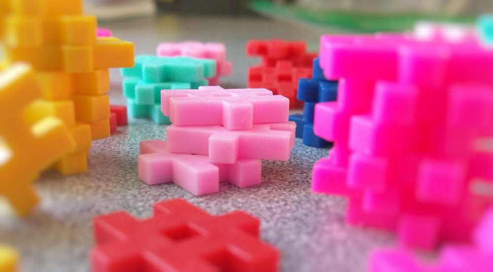verschiedenfarbiges, ineinandergreifendes Spielzeug aus Kunststoff