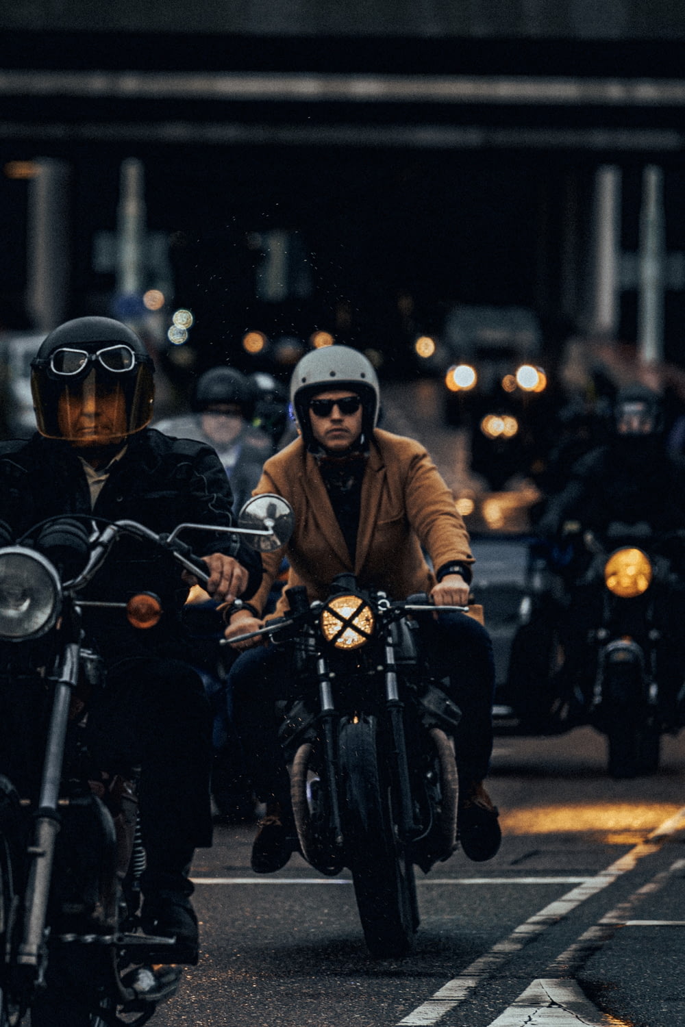 黒いオートバイに乗っている男のクローズアップ写真