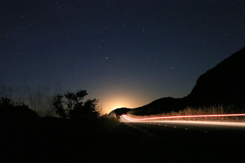 Photographie timelapse du véhicule pendant la nuit