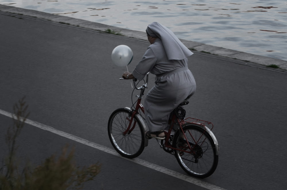 Nonne auf dem Fahrrad