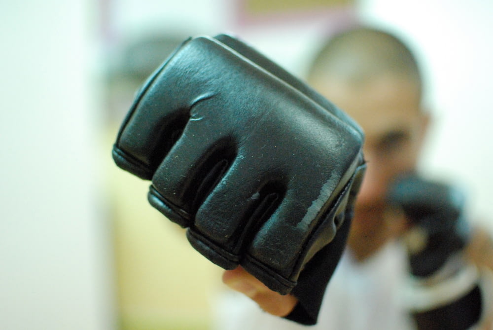 Selektives Fokusfoto von schwarzen Handschuhen