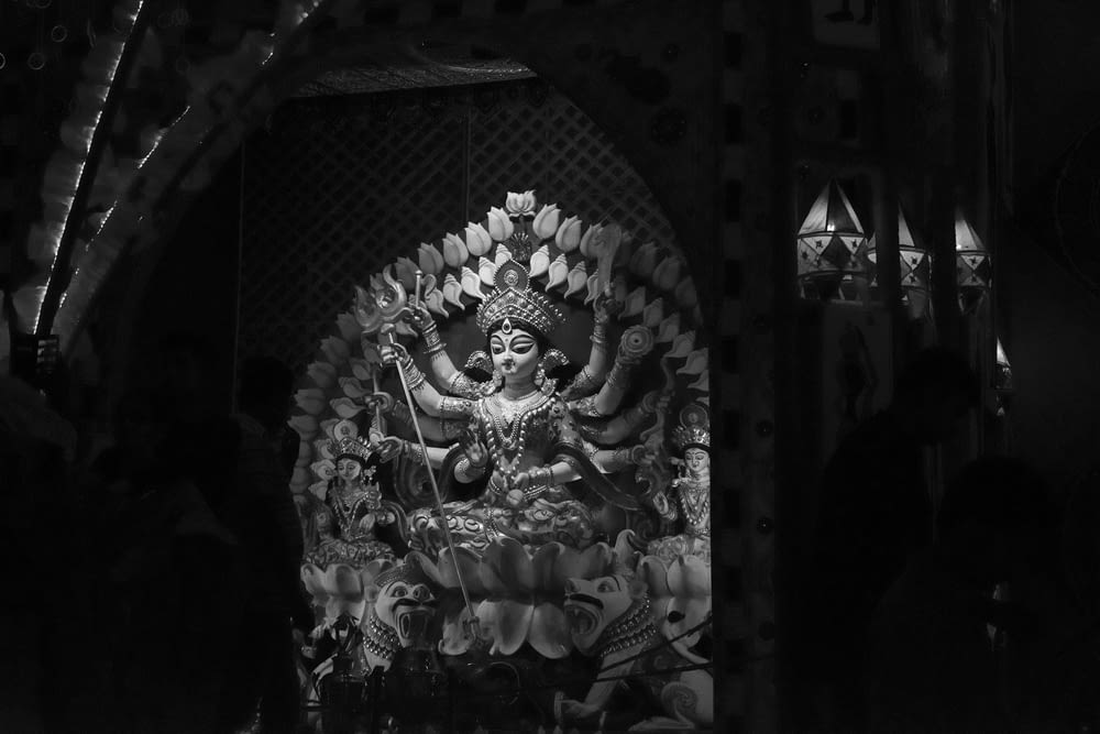 photographie en niveaux de gris de la statue de Durga