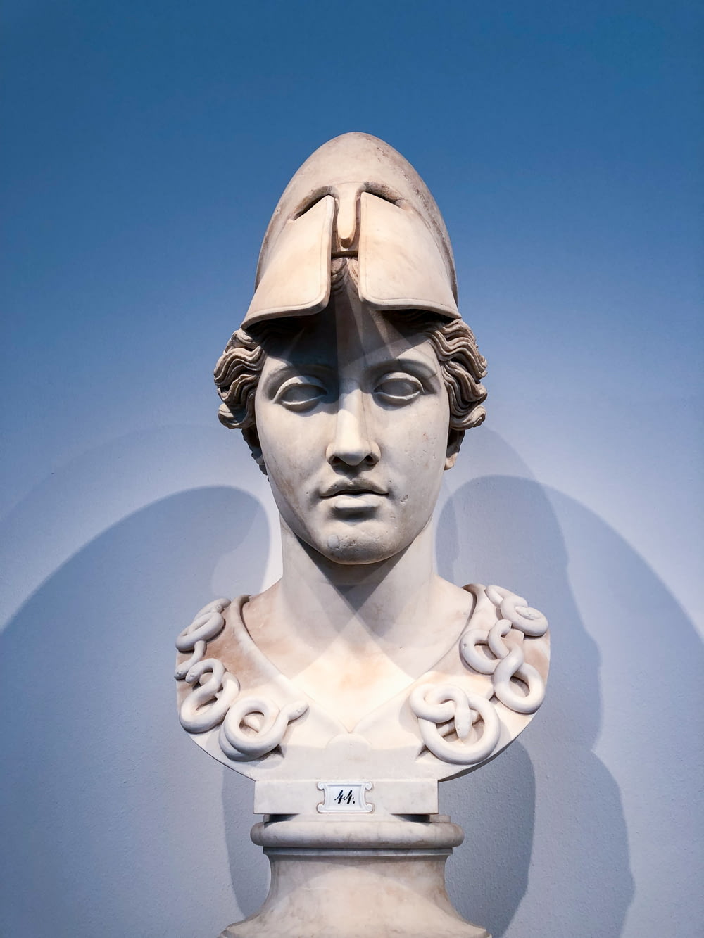 estatua blanca de la cabeza