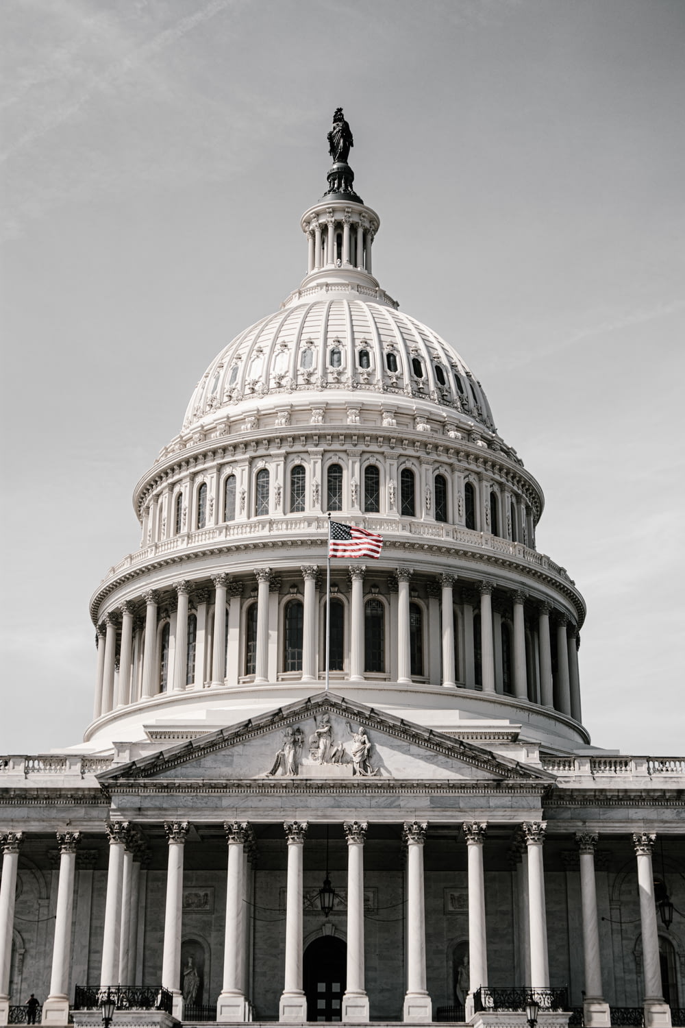 米国議会議事堂のローアングル写真