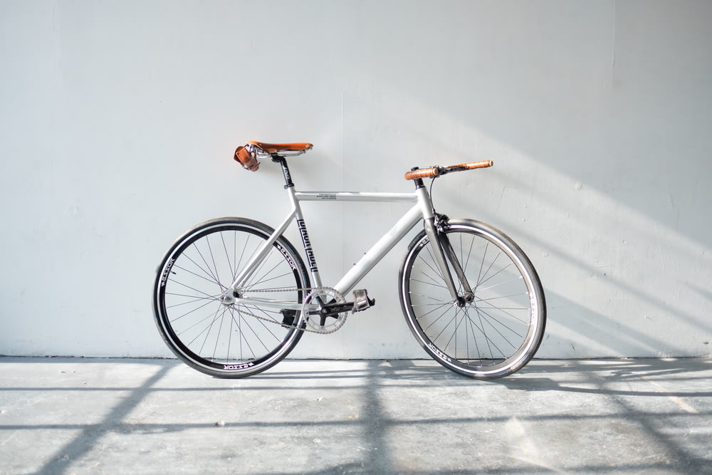 회색 자전거