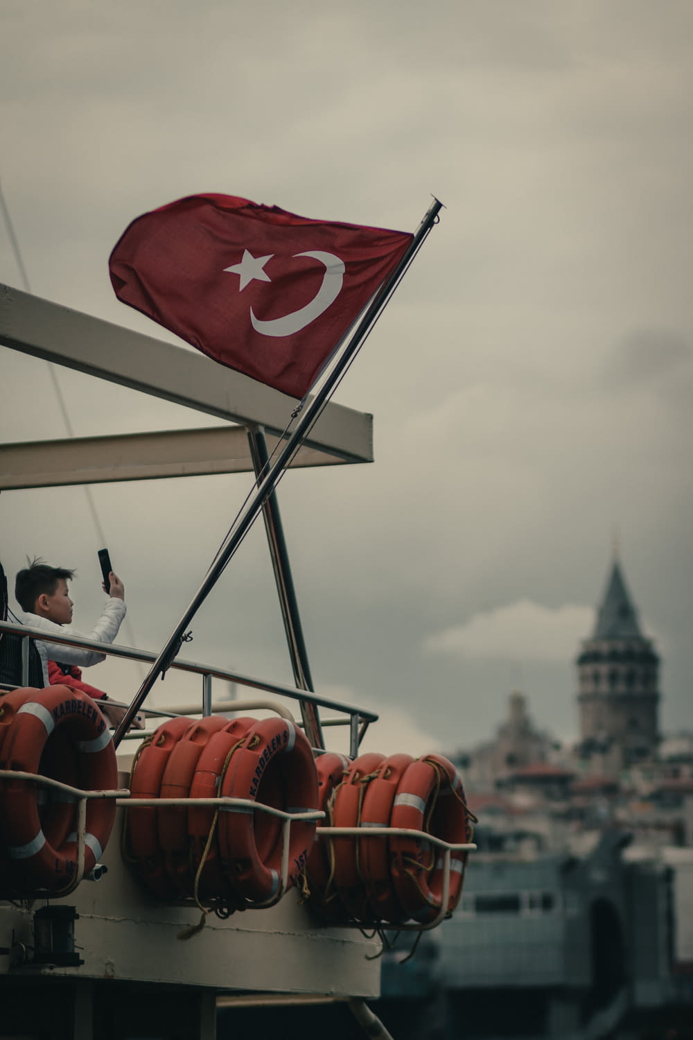 日中のボートのポールにトルコ国旗