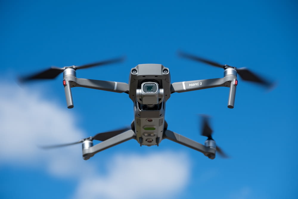 Fotografía de lapso de tiempo de un dron gris volador