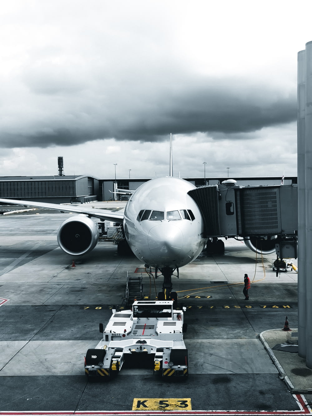 fotografia in scala di grigi dell'aereo passeggeri