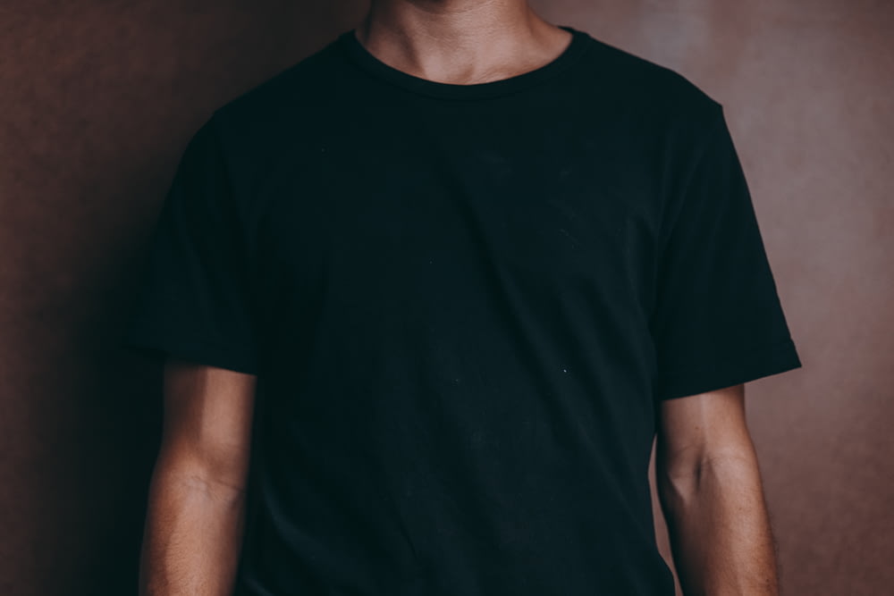 homme portant un t-shirt noir à col rond