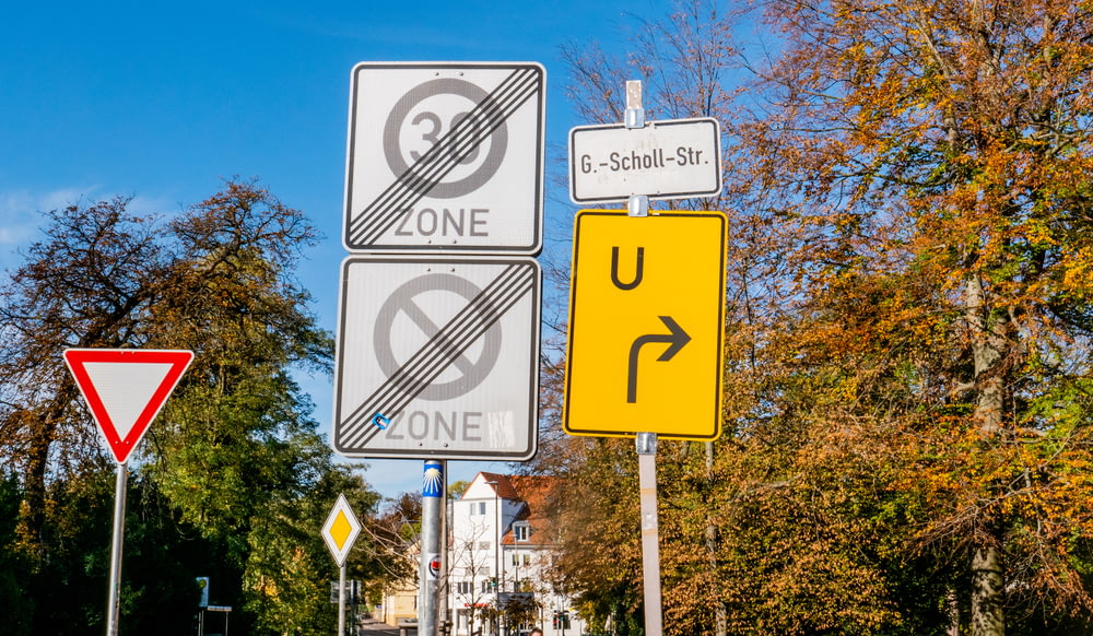 sinalização rodoviária de zona e de virar