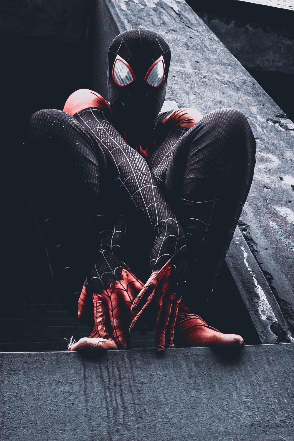 pessoa vestindo traje do Homem-Aranha