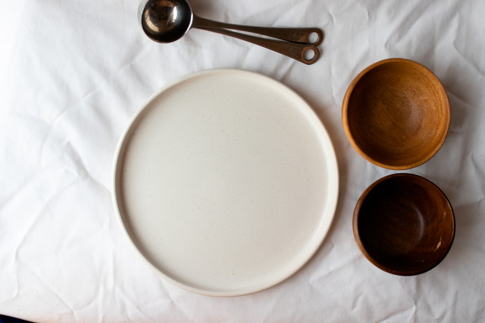 흰색 쟁반과 갈색 그릇 2개