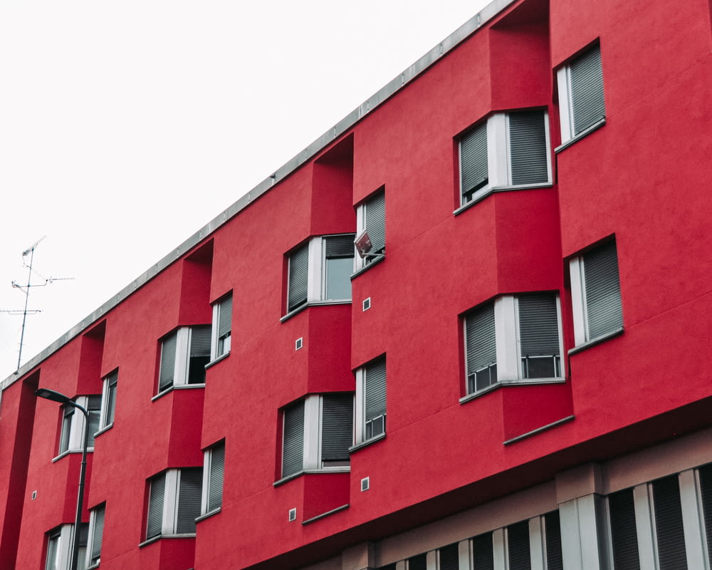 Edifício de vários andares de concreto vermelho