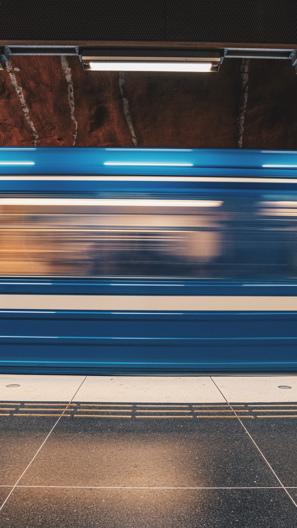 Fotografía de lapso de tiempo de un tren azul que pasa