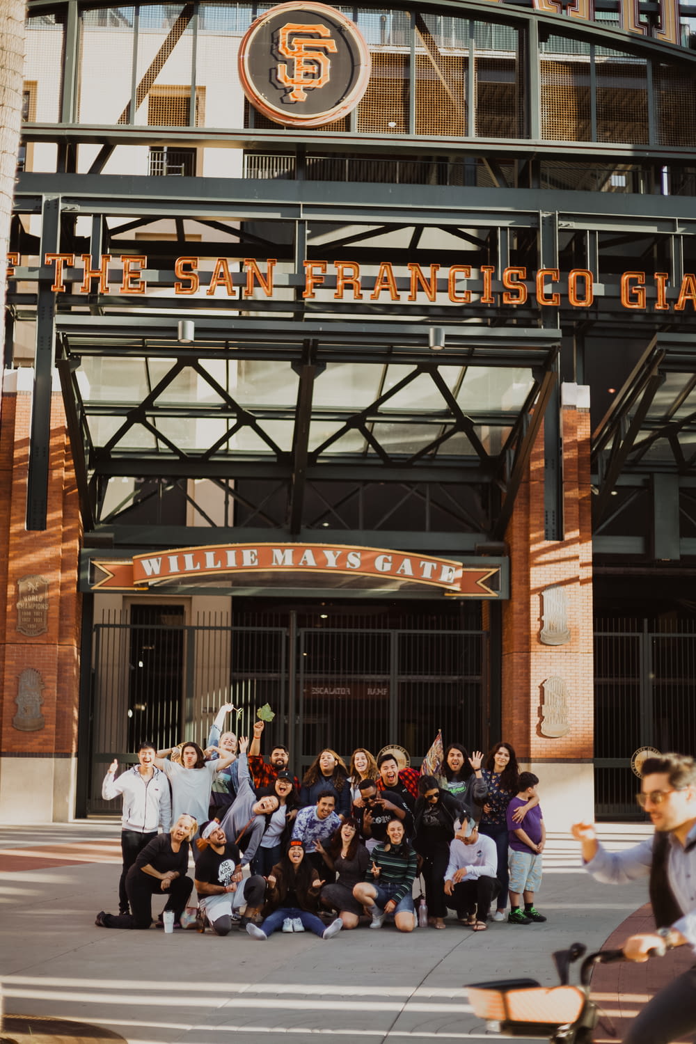 Um grupo de pessoas posando em frente a um estádio do San Francisco Giants