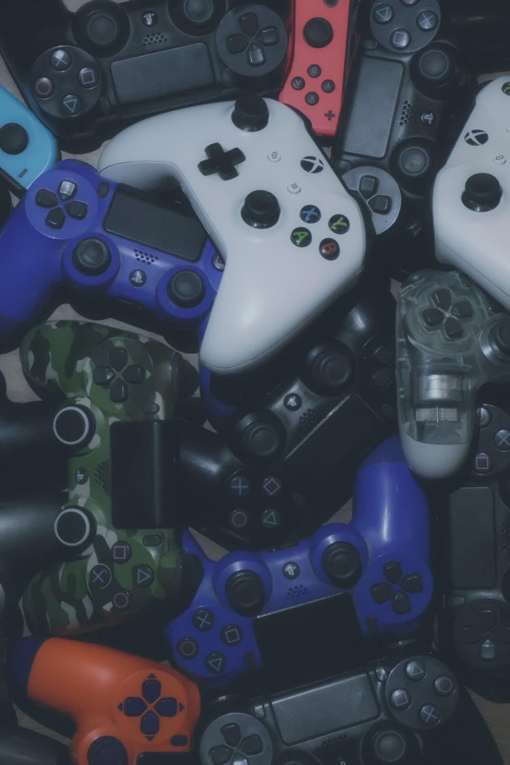 lote de controle de jogos Xbox e Sony Playstaion de cores variadas