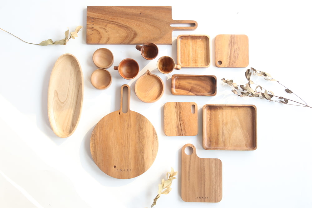 Draufsicht auf verschiedene Formen und Größen von Küchenutensilien aus Holz