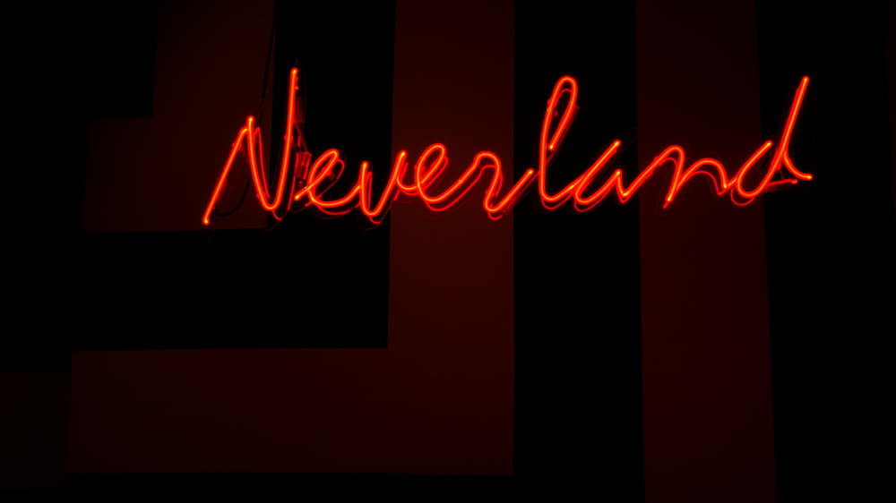 sinal de néon vermelho de Neverland