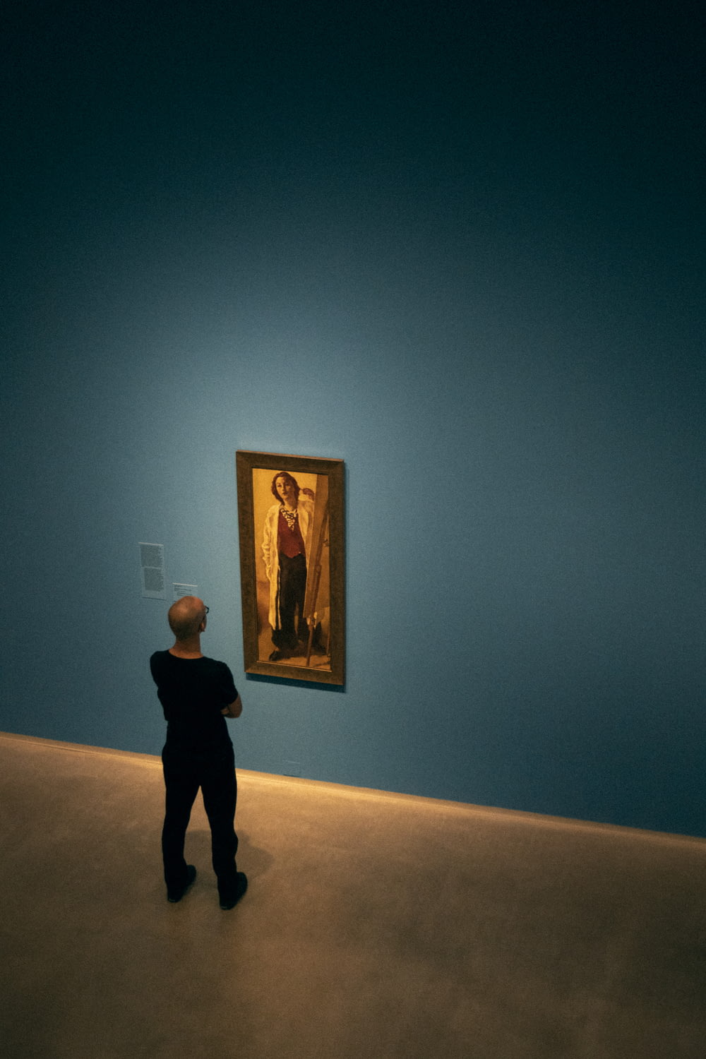 hombre de pie frente a la pintura