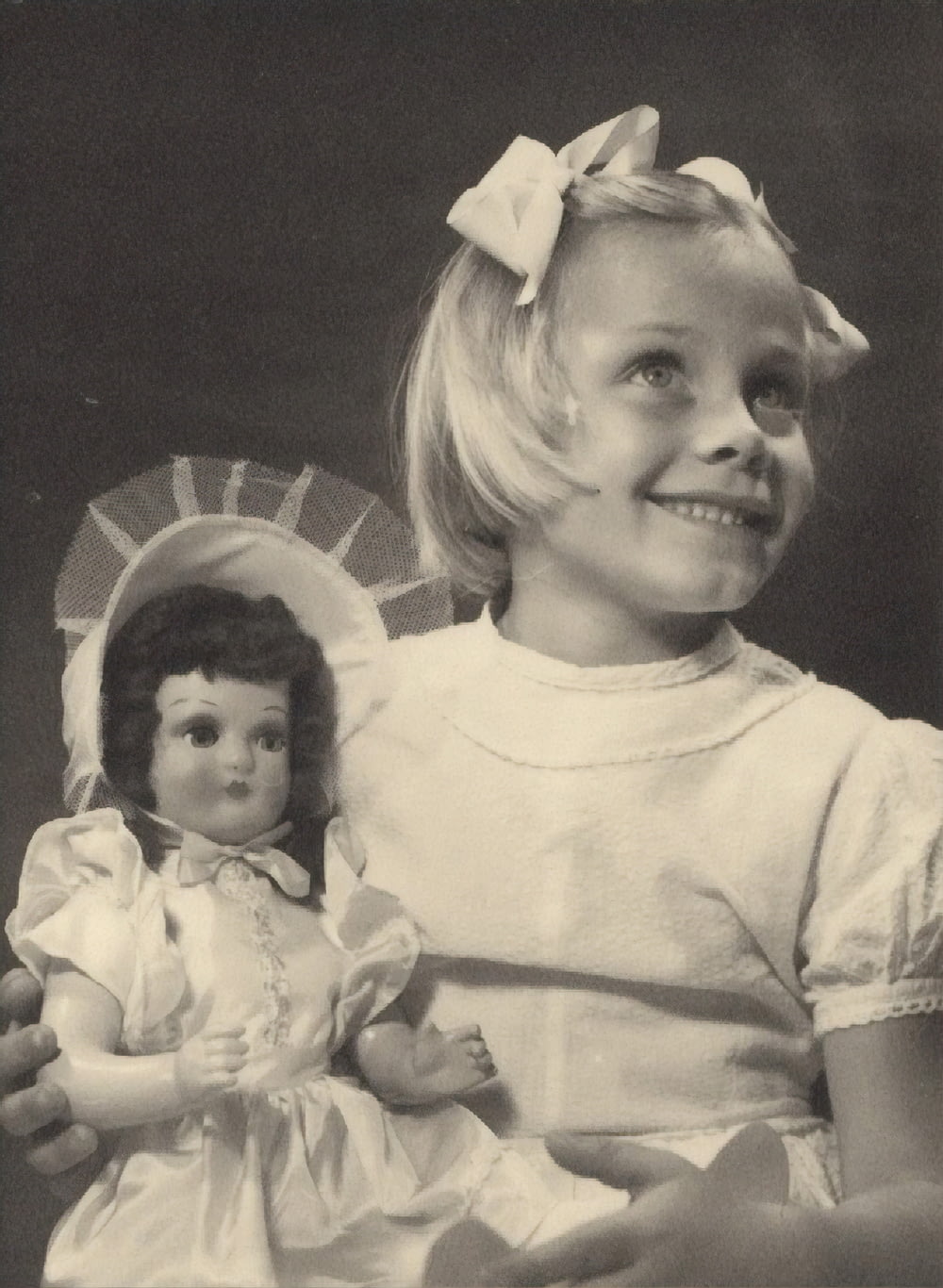 人形を抱く少女