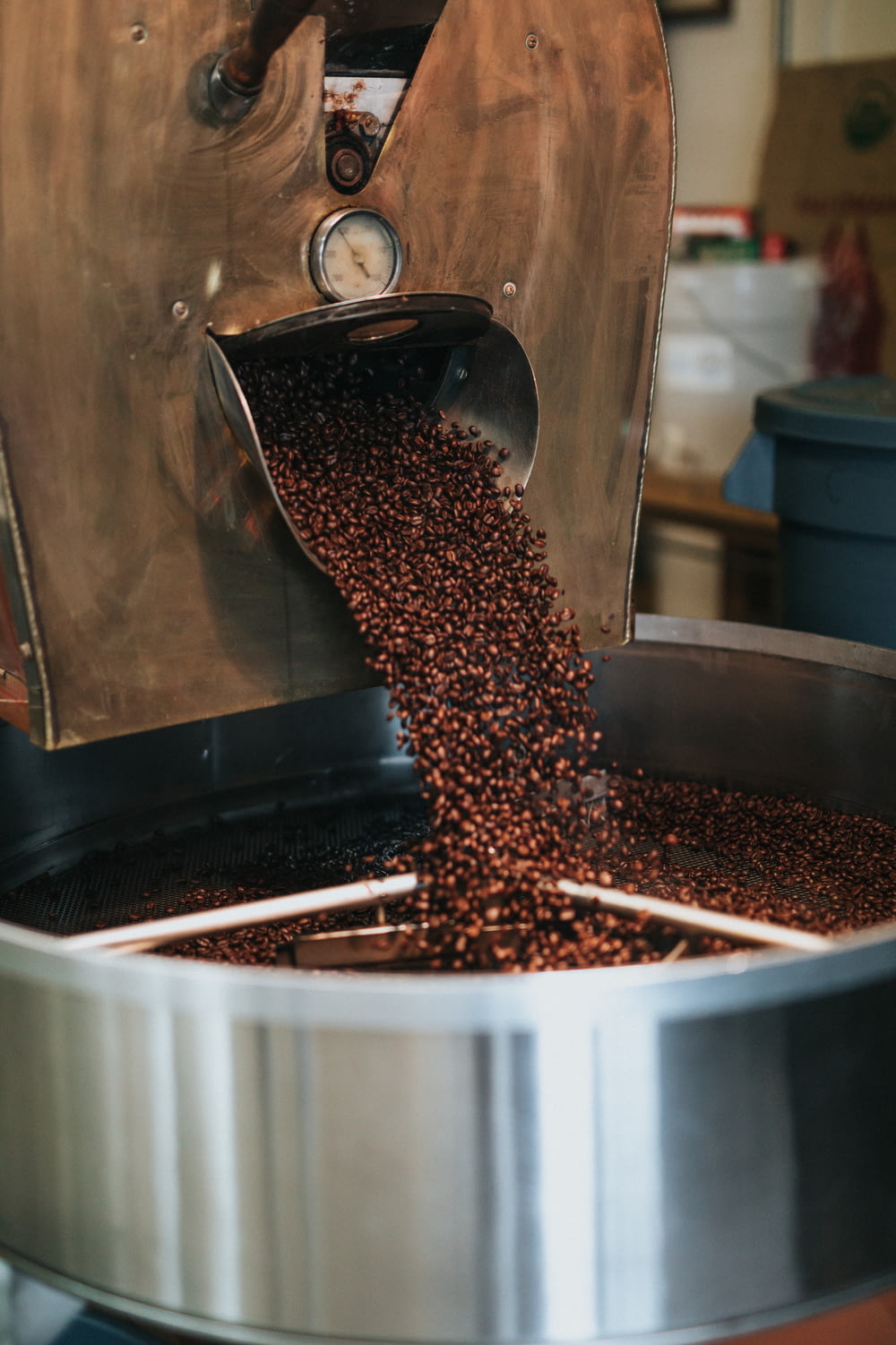 丸い容器に茶色のコーヒー豆