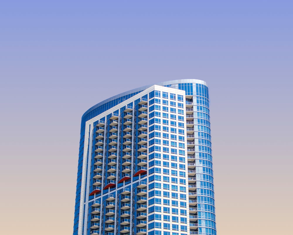 낮에는 푸른 고층 건물