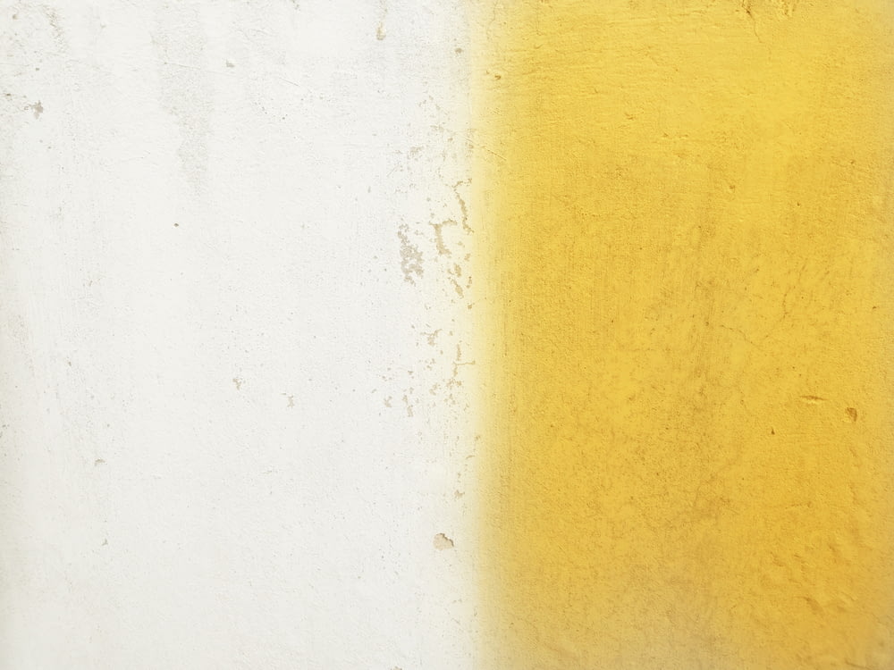 parede de concreto branca e amarela