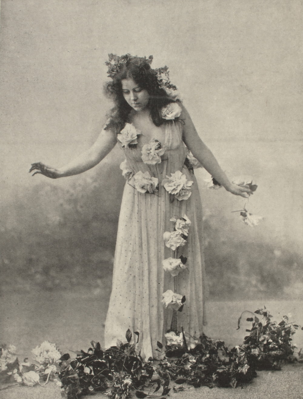 꽃을 들고 있는 여자의 그레이스케일 사진