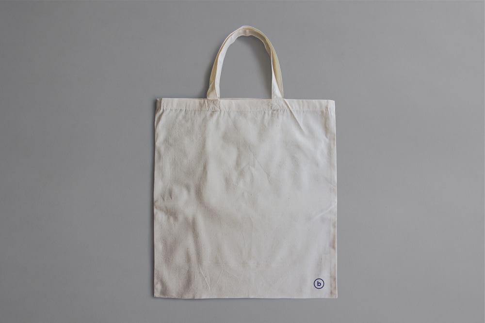 灰色の表面に白い再利用可能なバッグ