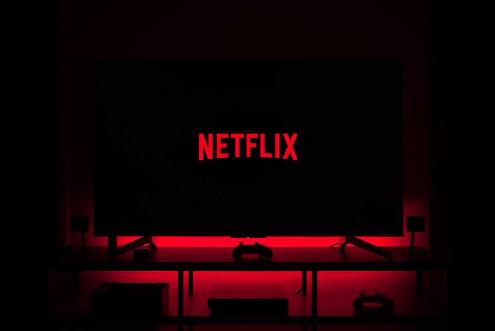 Netflix 로고가 표시된 평면 TV
