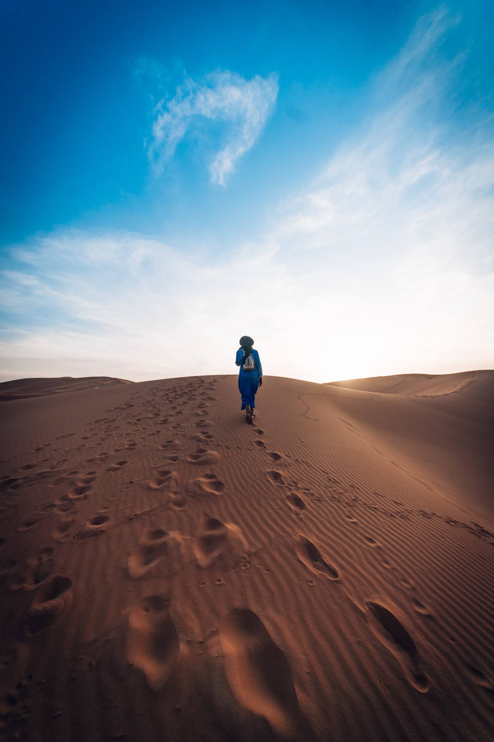 donna sul deserto di sabbia