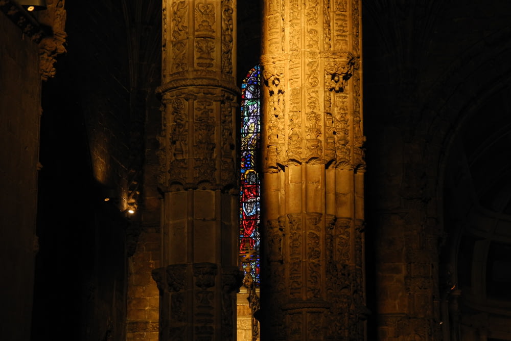 Una grande cattedrale con una vetrata