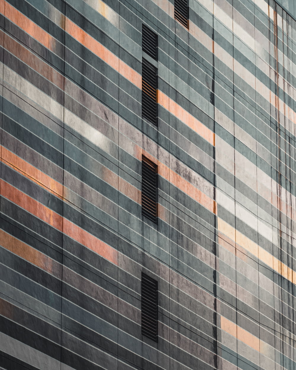 灰色と茶色の建物の窓