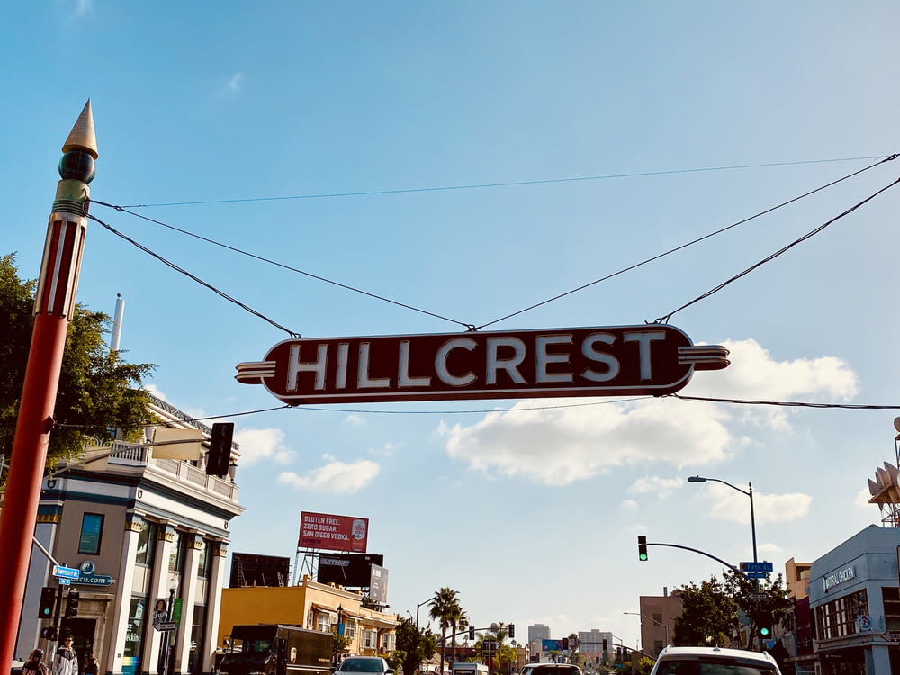 Hillcrest-Beschilderung unter blauem, bewölktem Himmel