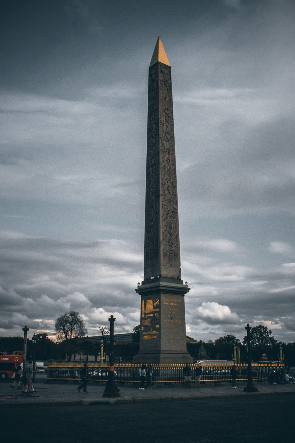 monumento da torre cinza e marrom durante o dia