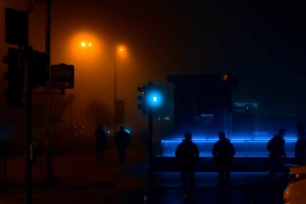 silhouette de personnes dans la rue pendant la nuit