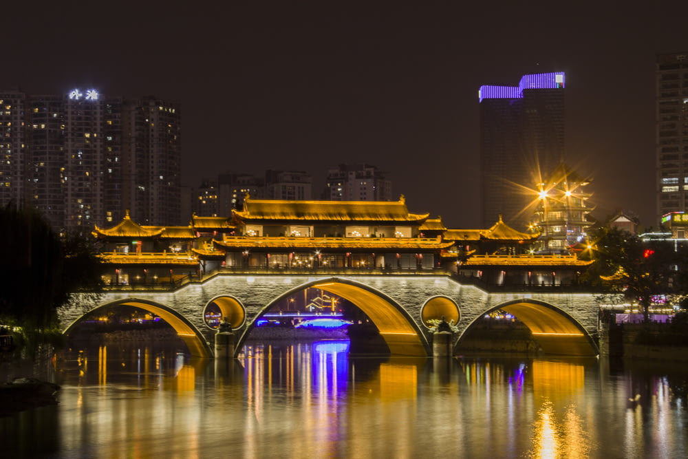 Fotografía del edificio y el puente durante la noche