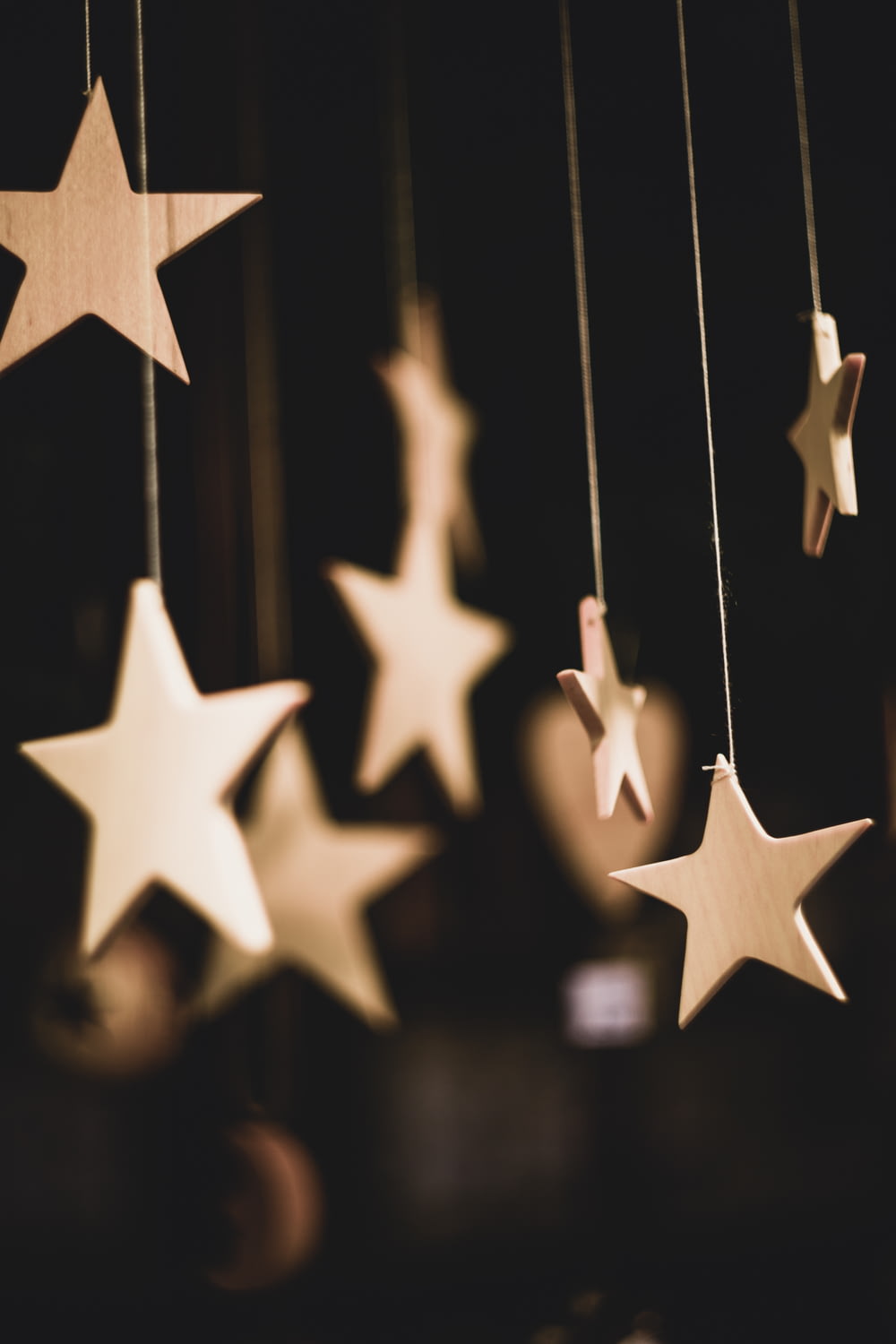 foto con messa a fuoco superficiale di stelle in legno che appendono decorazioni