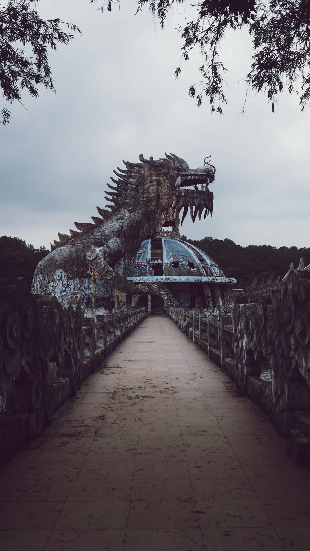 foto di messa a fuoco superficiale della statua del drago