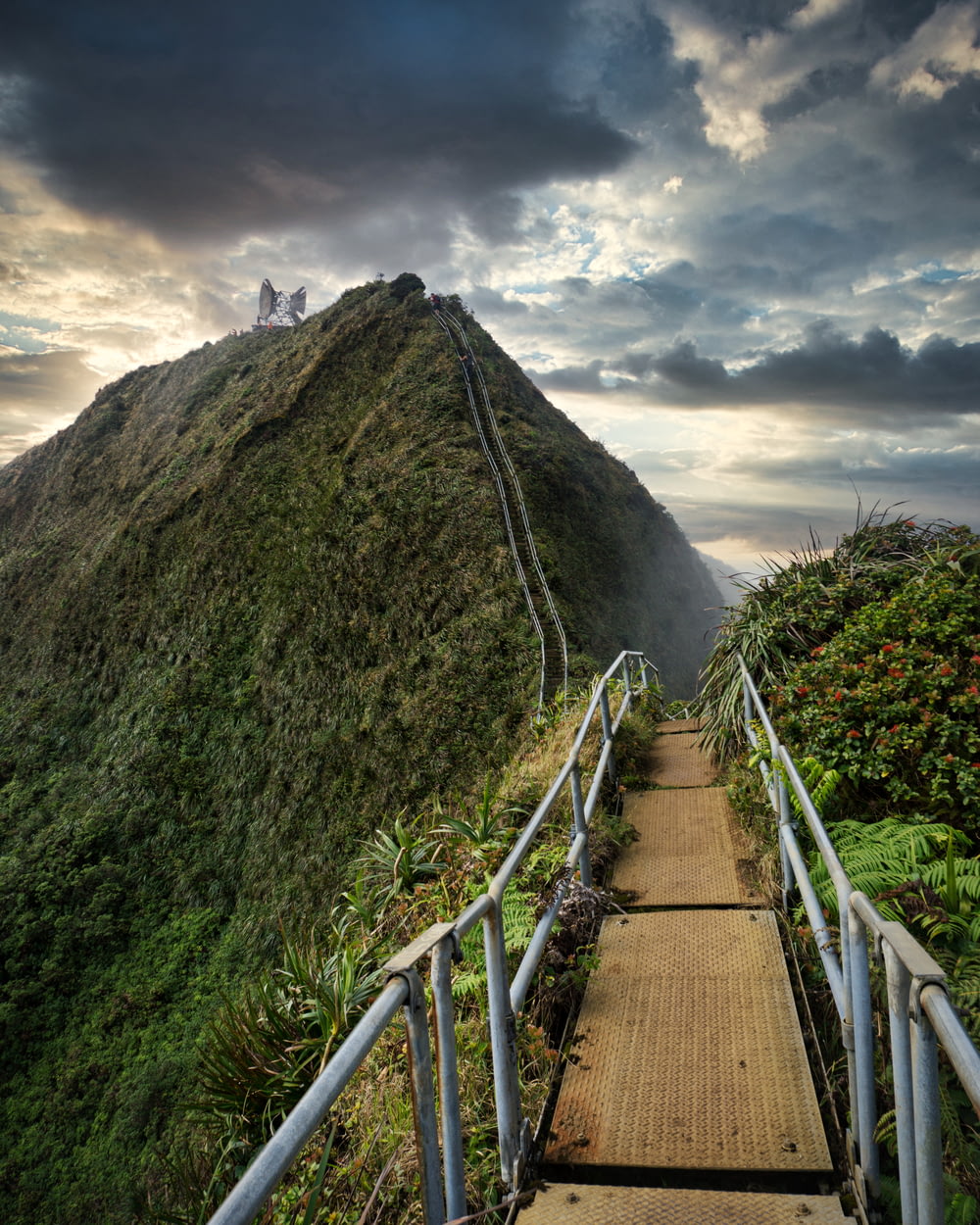 una escalera que conduce a la cima de una montaña