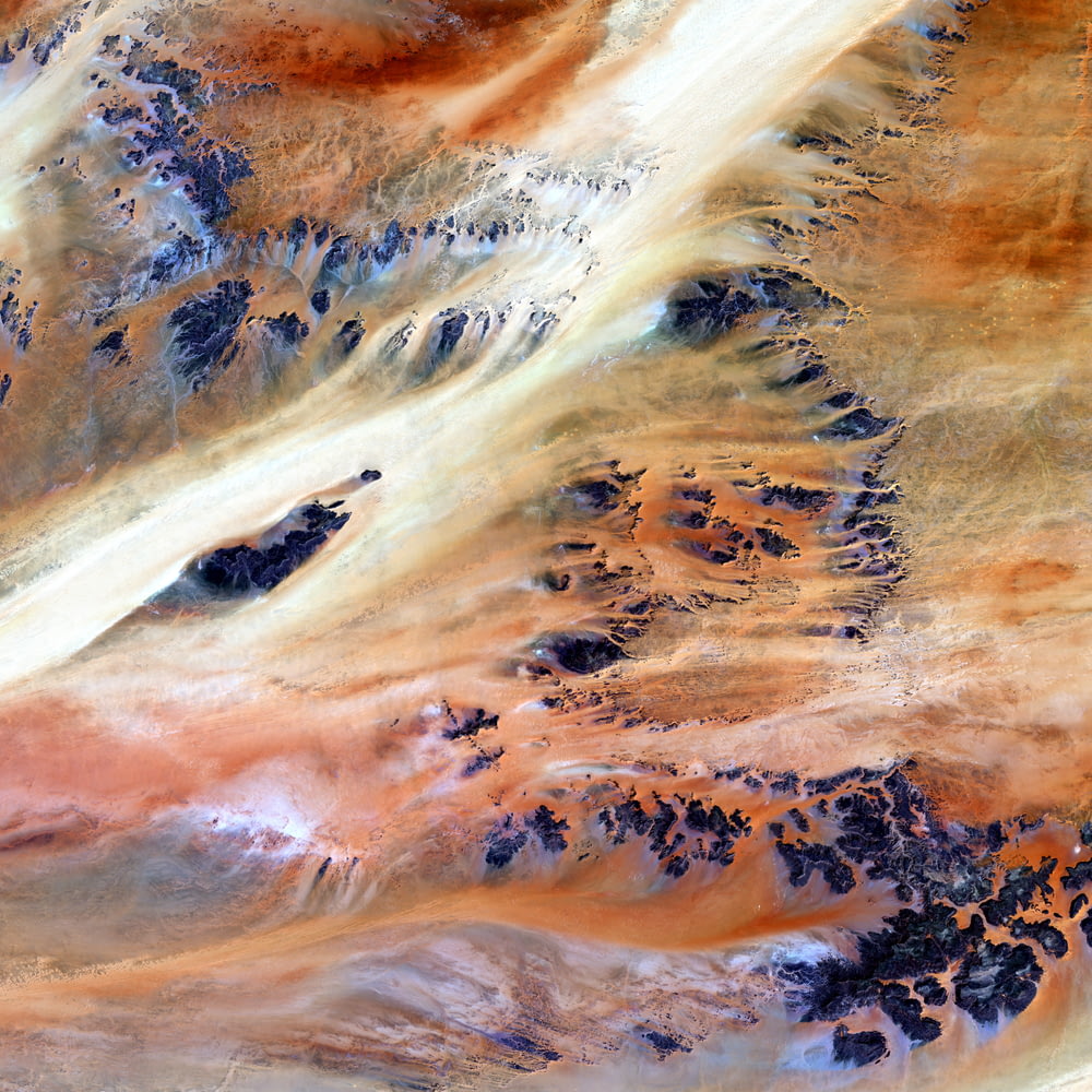 Eine Luftaufnahme einer Bergkette in der Wüste