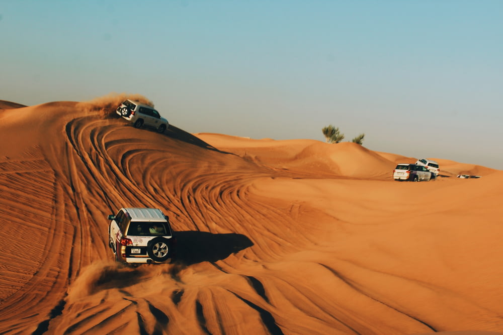 낮 동안 사막의 차량