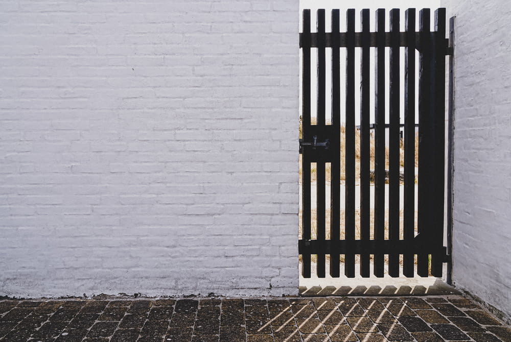 painel de portão preto com trava de portão de metal preto